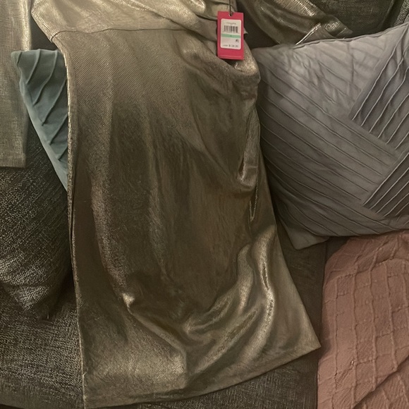 Beautiful gold dress! - Picture 5 of 6